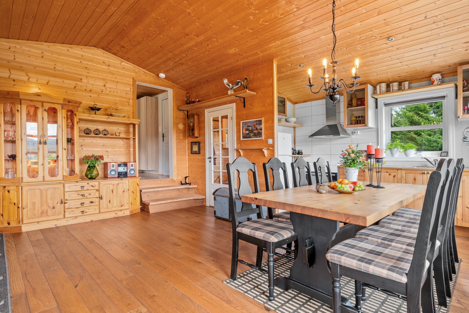 Sammen med kjøkkenet utgjør hovedstuen et romslig allrom, som innbyr til hygge fra tidlig morgen til sent på kveld. Galleribilde