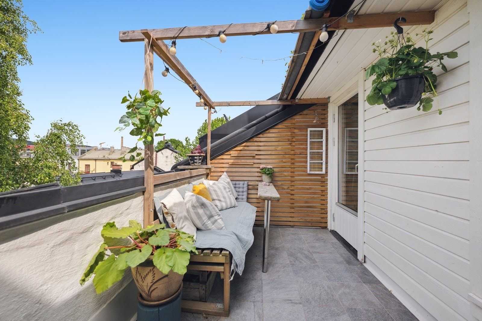 Leiligheten i byggets femte etasje og har utgang til en stor, privat takterrasse med gode solforhold. Galleribilde