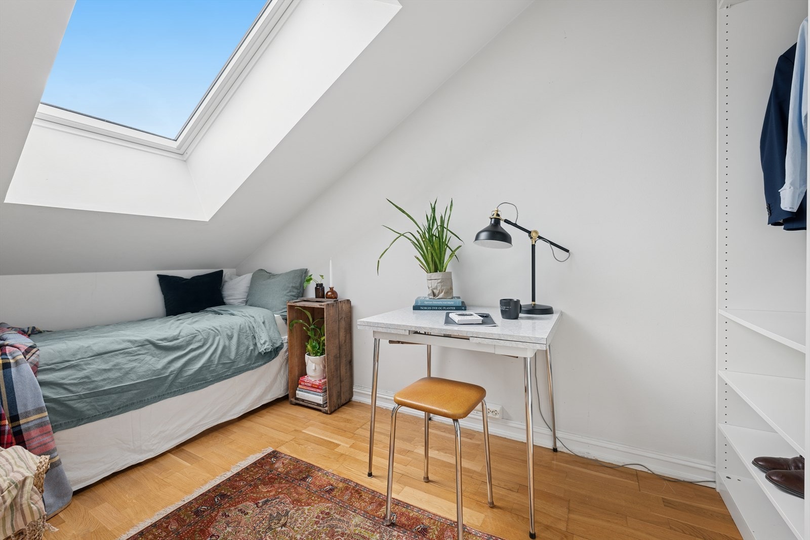 Soverommet har vindusflater som sørger for godt med naturlig lysinnslipp. Galleribilde