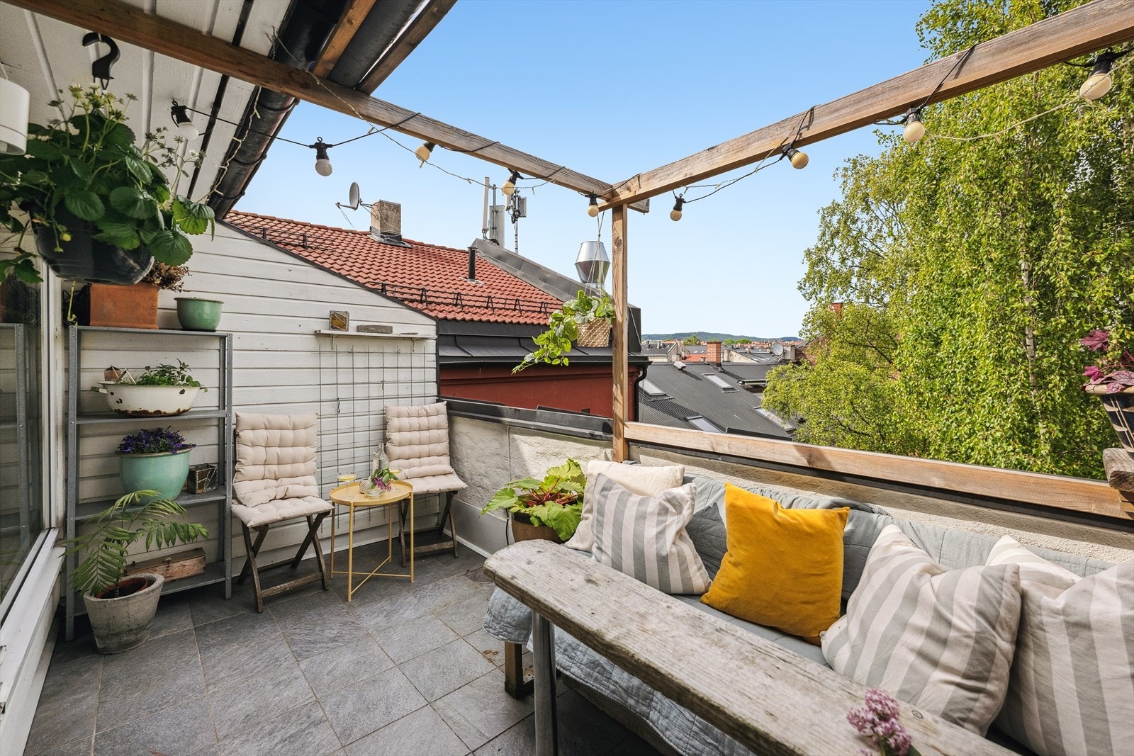 Terrassen er på 7 kvm og har morgensol og ettermiddags sol på sommerhalvåret. Galleribilde