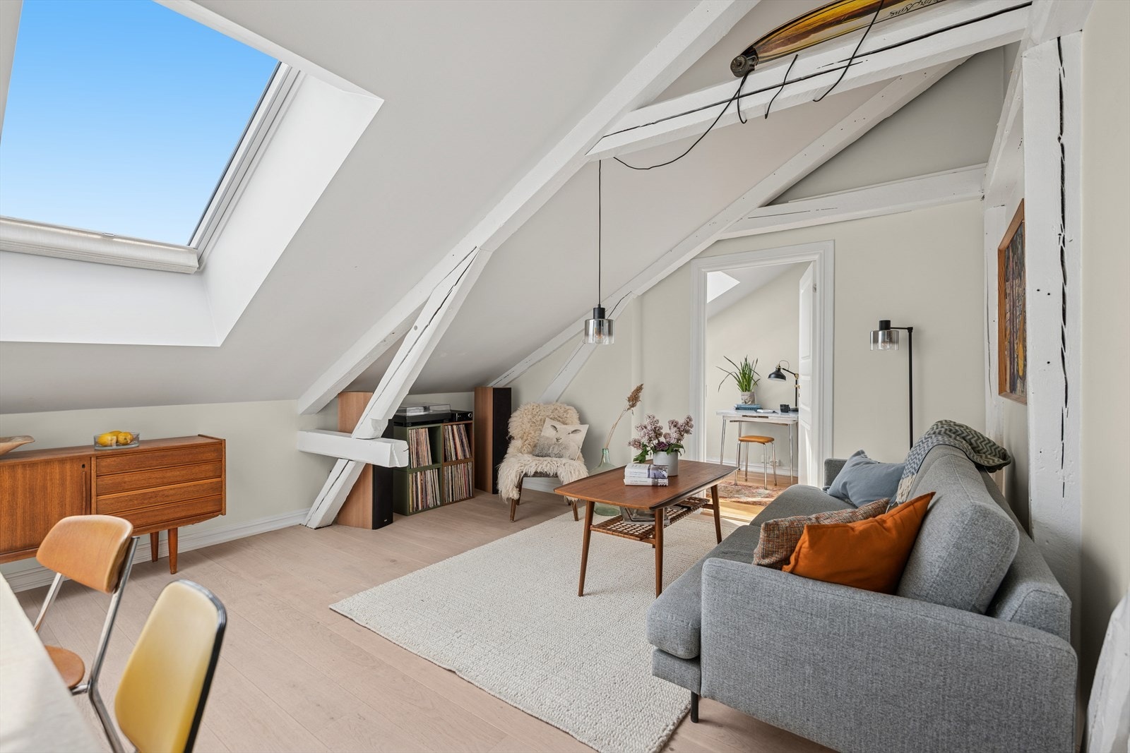 Dette er en innholdsrik 3-roms loftsleilighet med en sentral beliggenhet på Grünerløkka. Galleribilde