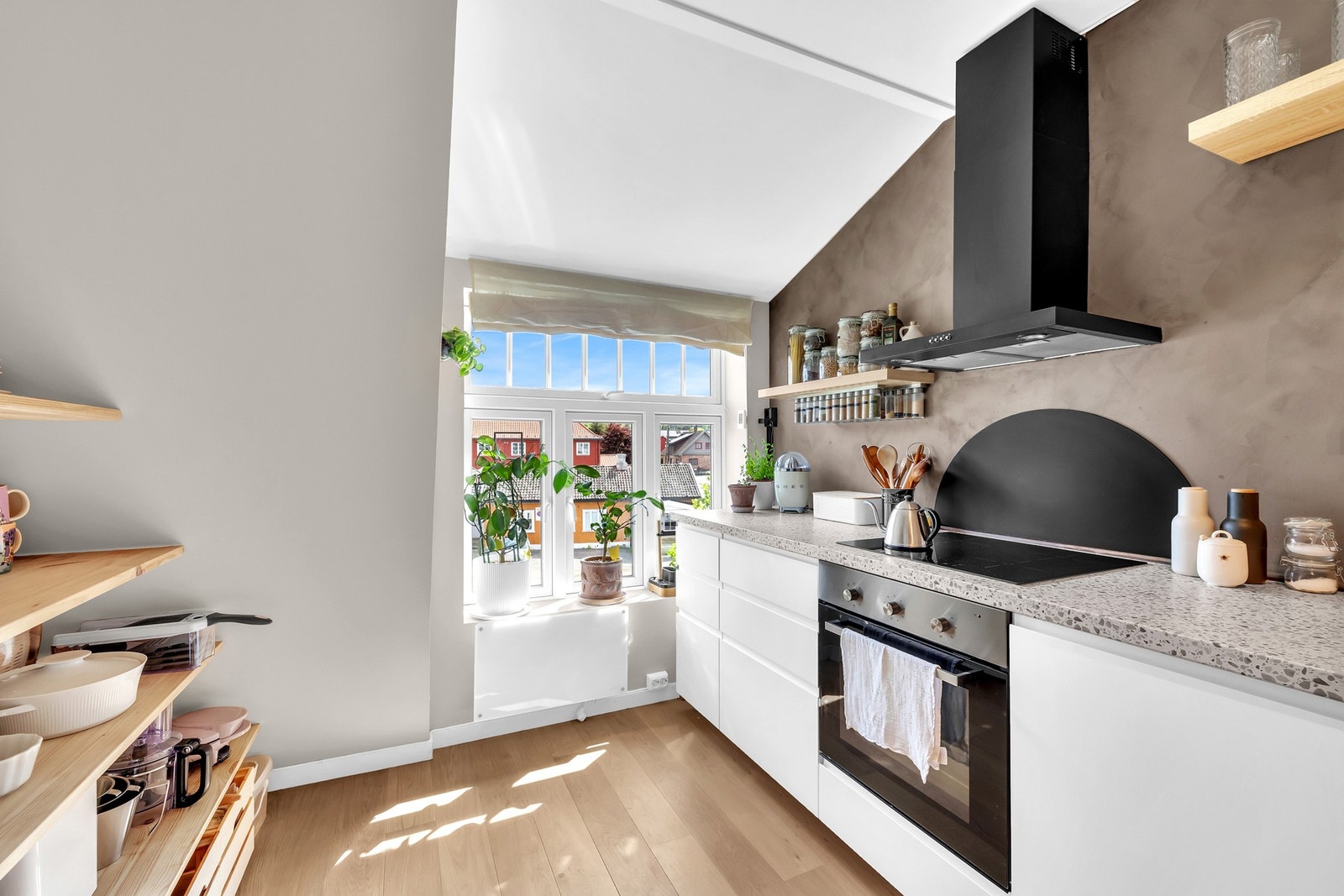 Integrert platetopp og stekeovn gir en funksjonell løsning med helhetlig uttrykk. Galleribilde