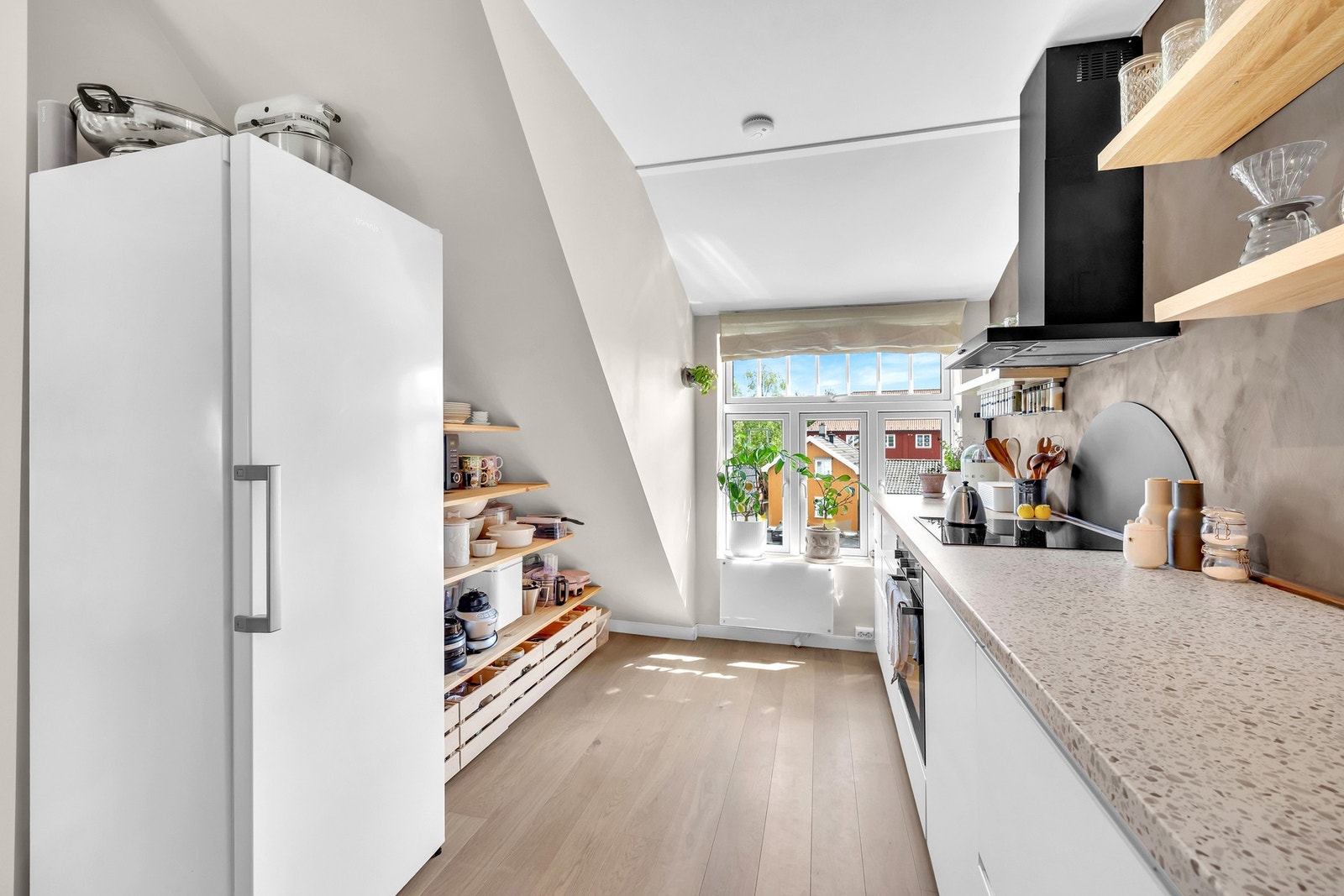 Skråveggen er smart utnyttet med hyller, og sørvinduet gir et trivelig innfall av dagslys. Galleribilde