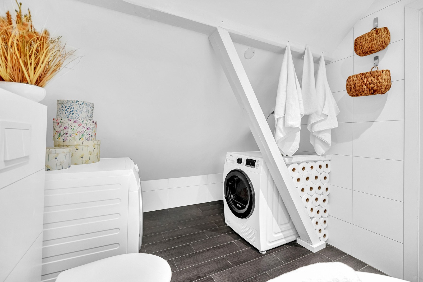 Vaskesone med plass til både vaskemaskin og tørketrommel smart plassert under skråtak. Skråflaten er utnyttet med oppheng og lagring - praktisk i hverdagen. Galleribilde