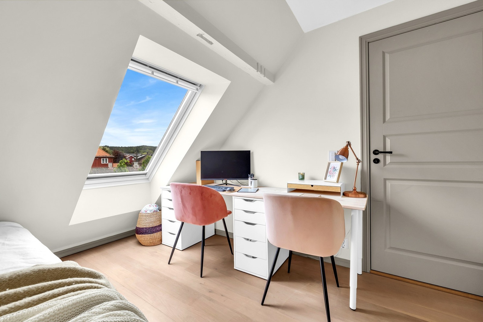 Soverommet har praktisk skriveplass og godt lysinnslipp fra stort takvindu. En funksjonell løsning for både hvile og hjemmearbeid. Galleribilde