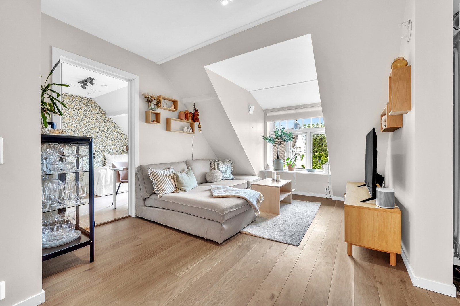 Stuen har en lun atmosfære med skråtak og godt dagslys fra østvendt vindu. Direkte adkomst til soverom gir en praktisk og naturlig rominndeling. Galleribilde