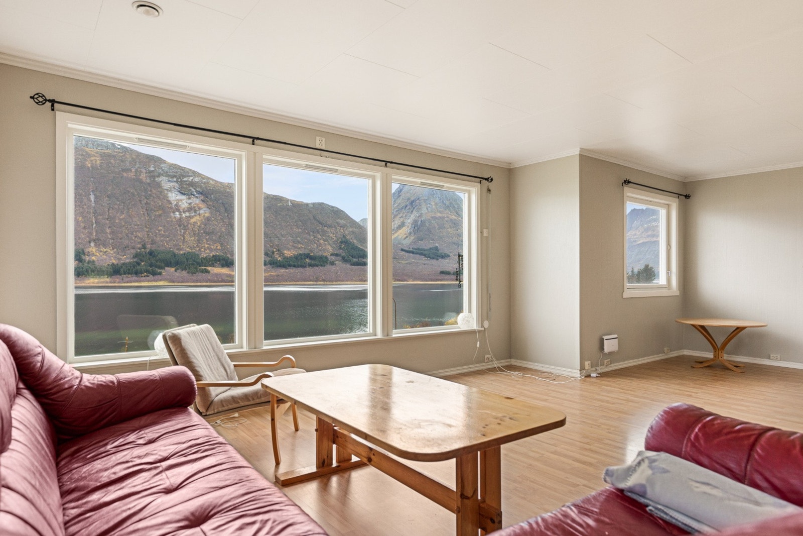 Stuen er romslig og byr på en fin utsikt Galleribilde