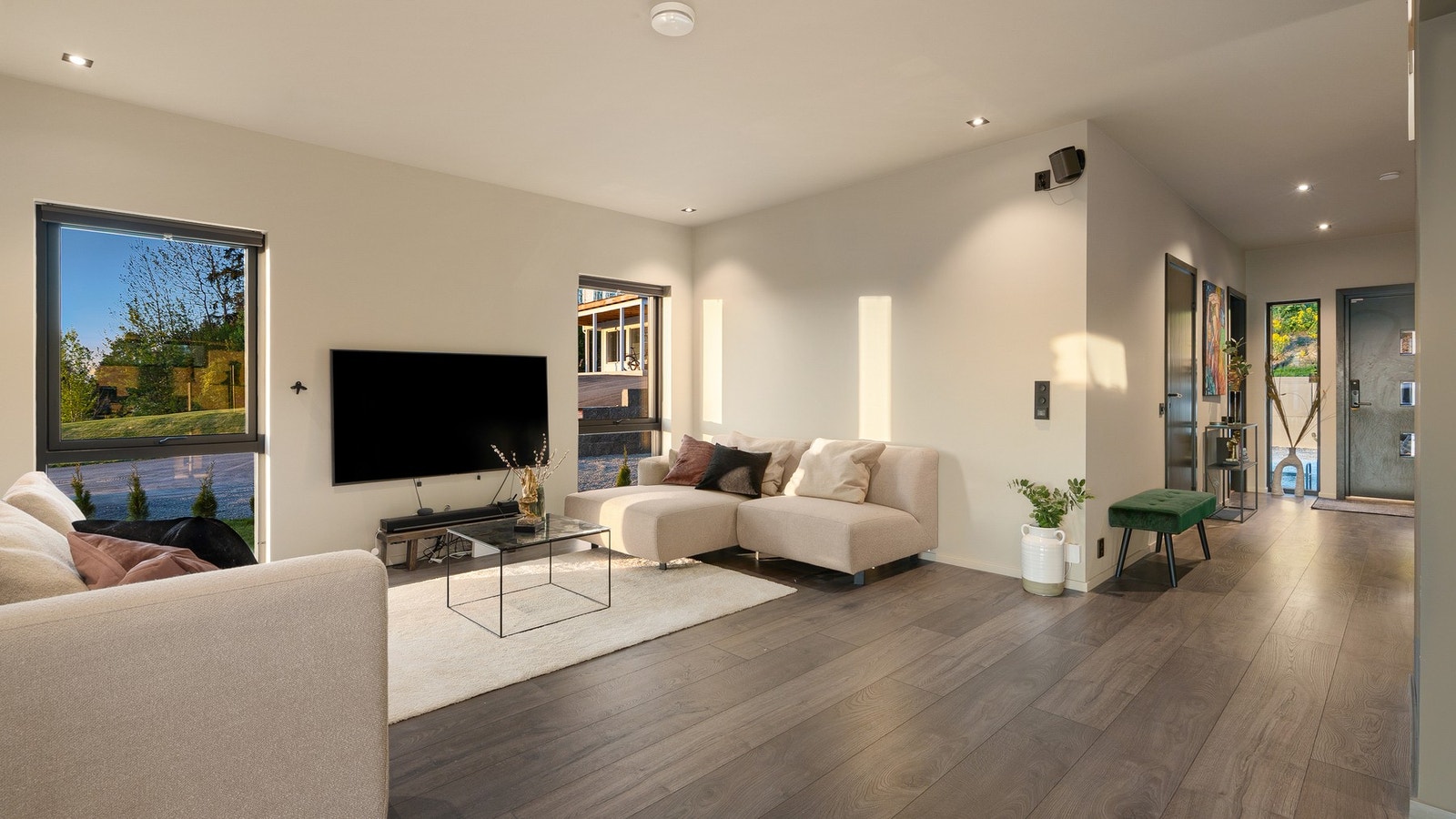 Det er mulig å etablere ett til to soverom til i stuen. Innlemming av garasjen til hoveddel er også godkjent Galleribilde