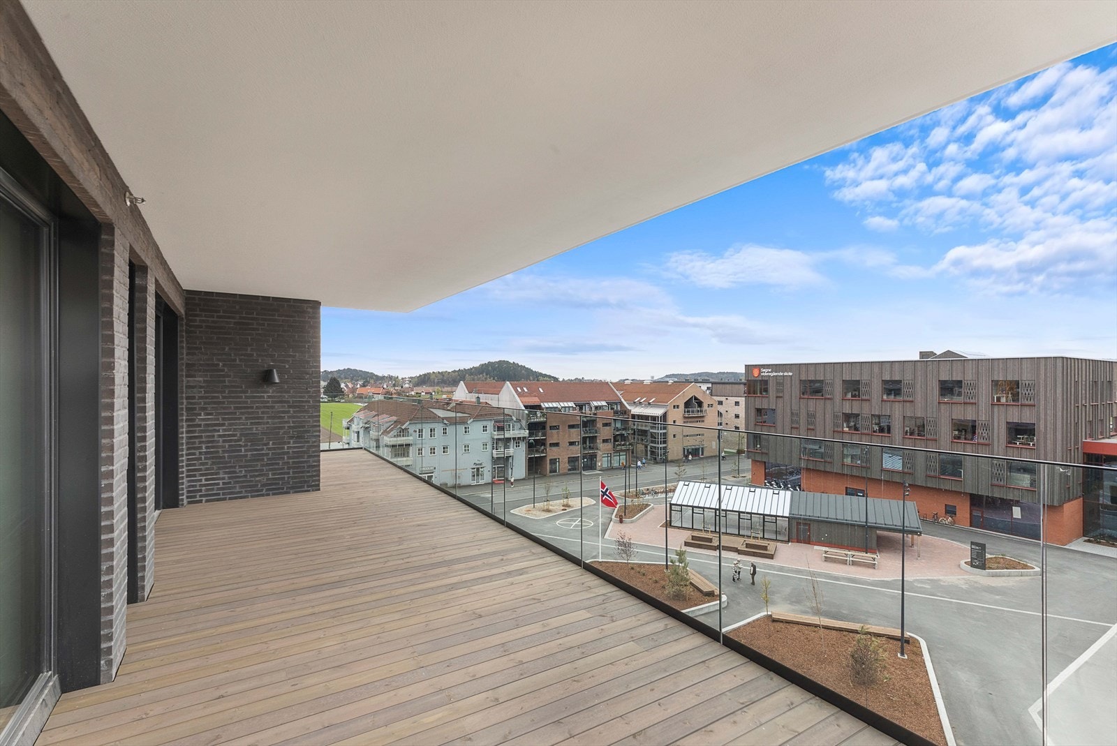 Her er det god plass til utemøblement og en nydelig utsikt. Galleribilde