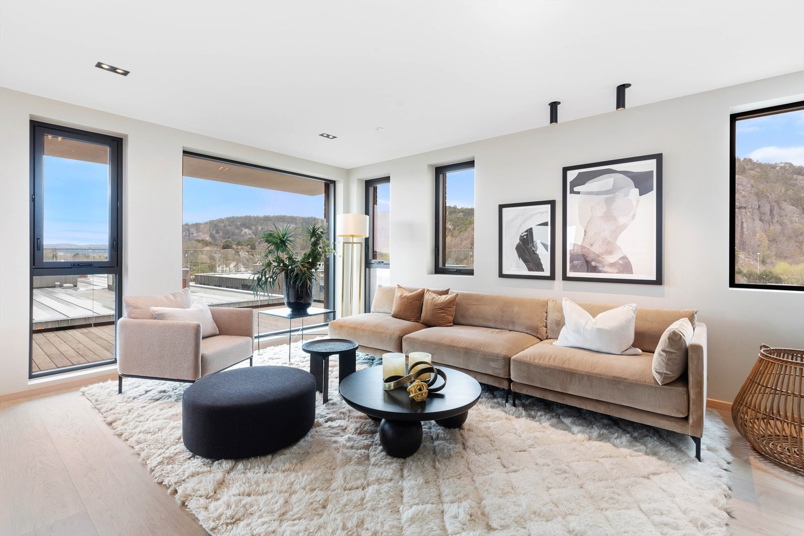 Leilighetens hovedrom er rommet hvor vi har åpen stue/ kjøkken løsning. Her er det store vindusflater som sørger for rikelig med naturlig lysinnslipp. Galleribilde