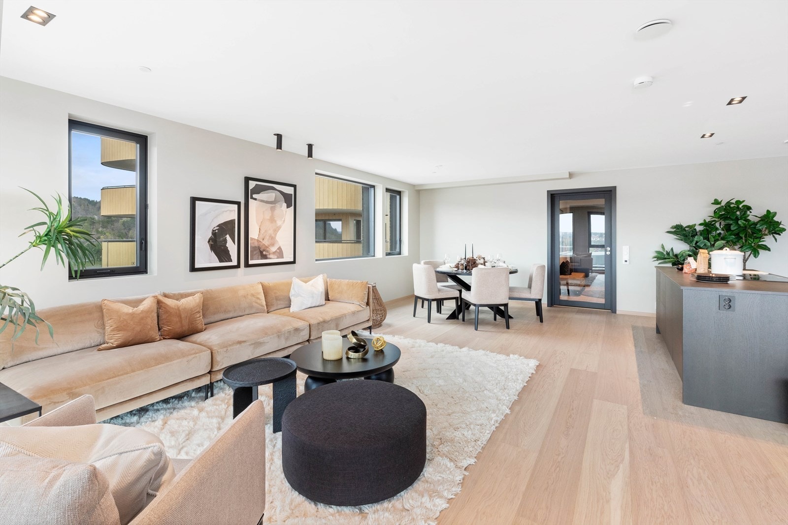 I stuen er det god plass til stor sofagruppe med tilhørende møblement samt spisebord i overgangen mot kjøkken. Galleribilde