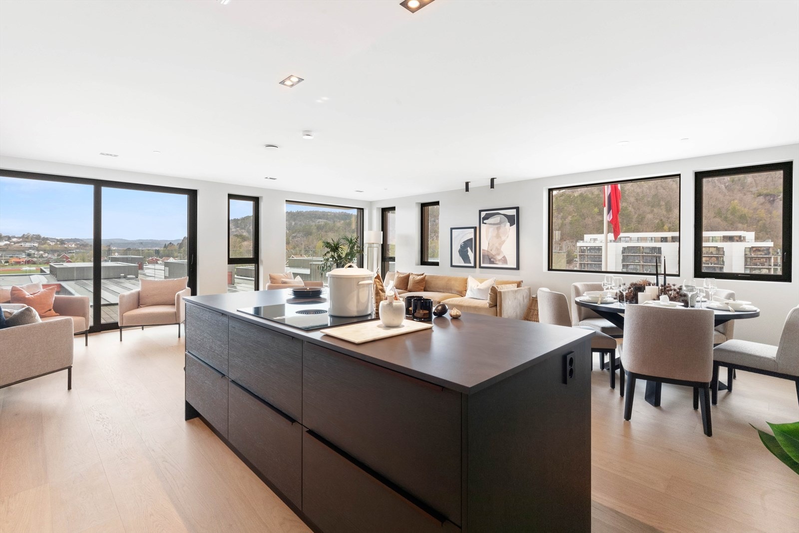 Eiendomsmegler Norge v/ Jon Andreas Røsstad har gleden av å ønske velkommen til visning av denne lekre leiligheten på Tangvall Arena. Lys og moderne stue med store vinduer og flott utsikt, perfekt for avslapning og sosiale sammenkomster. Galleribilde