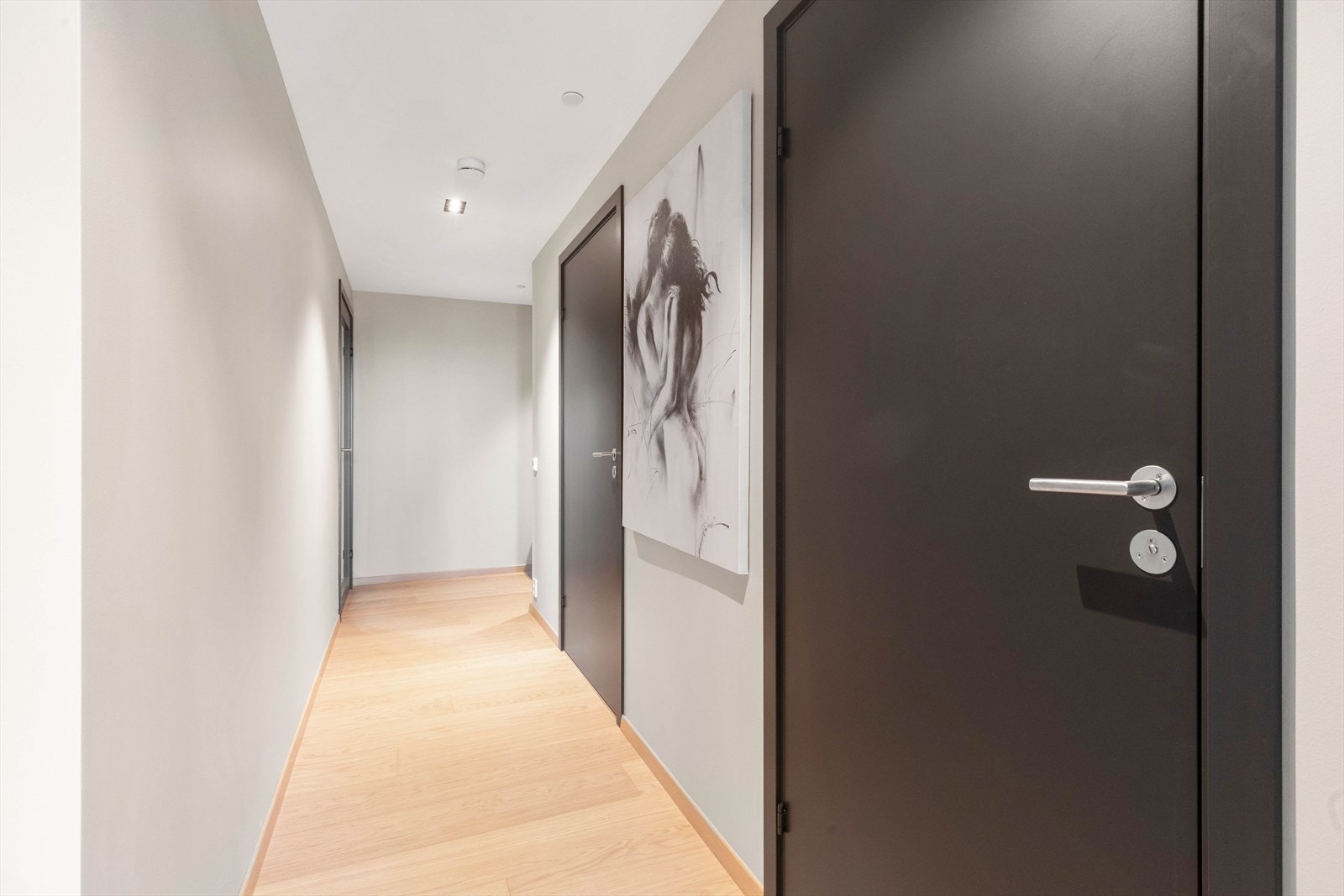 Som resten av leiligheten er det en-stavs parkett og slette malte flater. Galleribilde