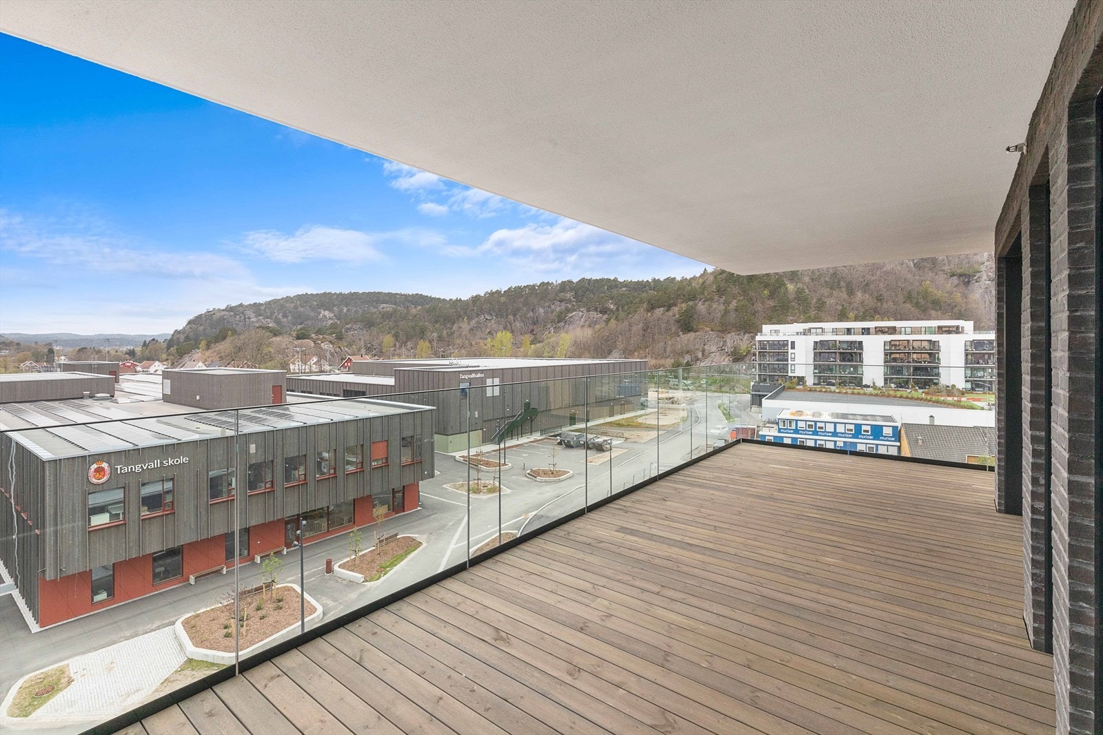 Fra stuen er det utgang til en stor, solrik balkong på 36,5 kvm Galleribilde