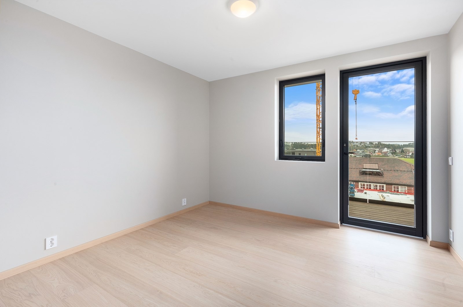 Soverom II. Også dette rommet har god plass til stor seng med tilhørende møblement og garderobe. Totalt tre soverom i leiligheten. Galleribilde