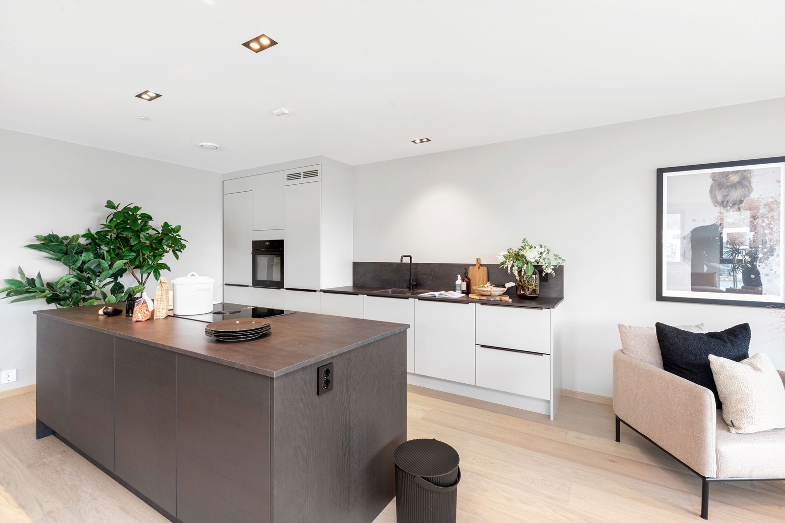 Det er godt med oppbevaringsplass i under- og overskap. Hvitevarer medfølger leiligheten. Galleribilde