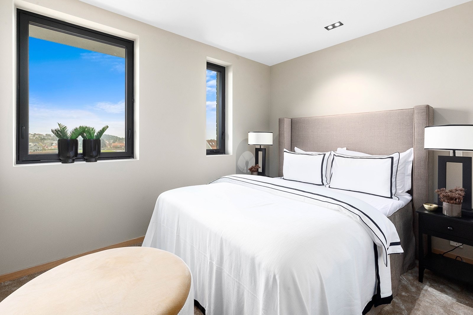 Lyst og innbydende soverom med store vinduer som gir naturlig lys. En behagelig atmosfære for avslapning og søvn. Galleribilde