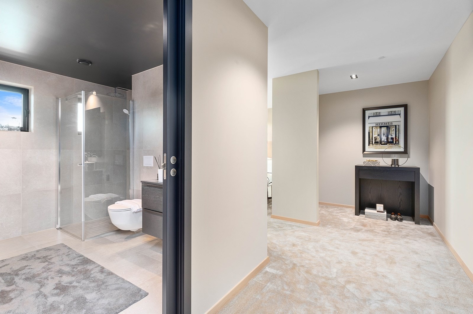 Hovedsoverommet har inngang til privat baderom og god plass til romslig garderobe Galleribilde