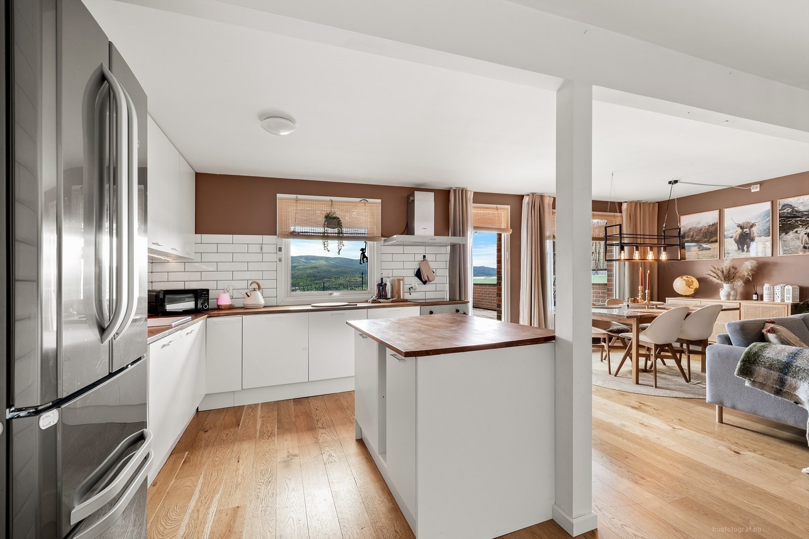 Praktisk øy fungerer som en forlengelse av kjøkkenet. Galleribilde