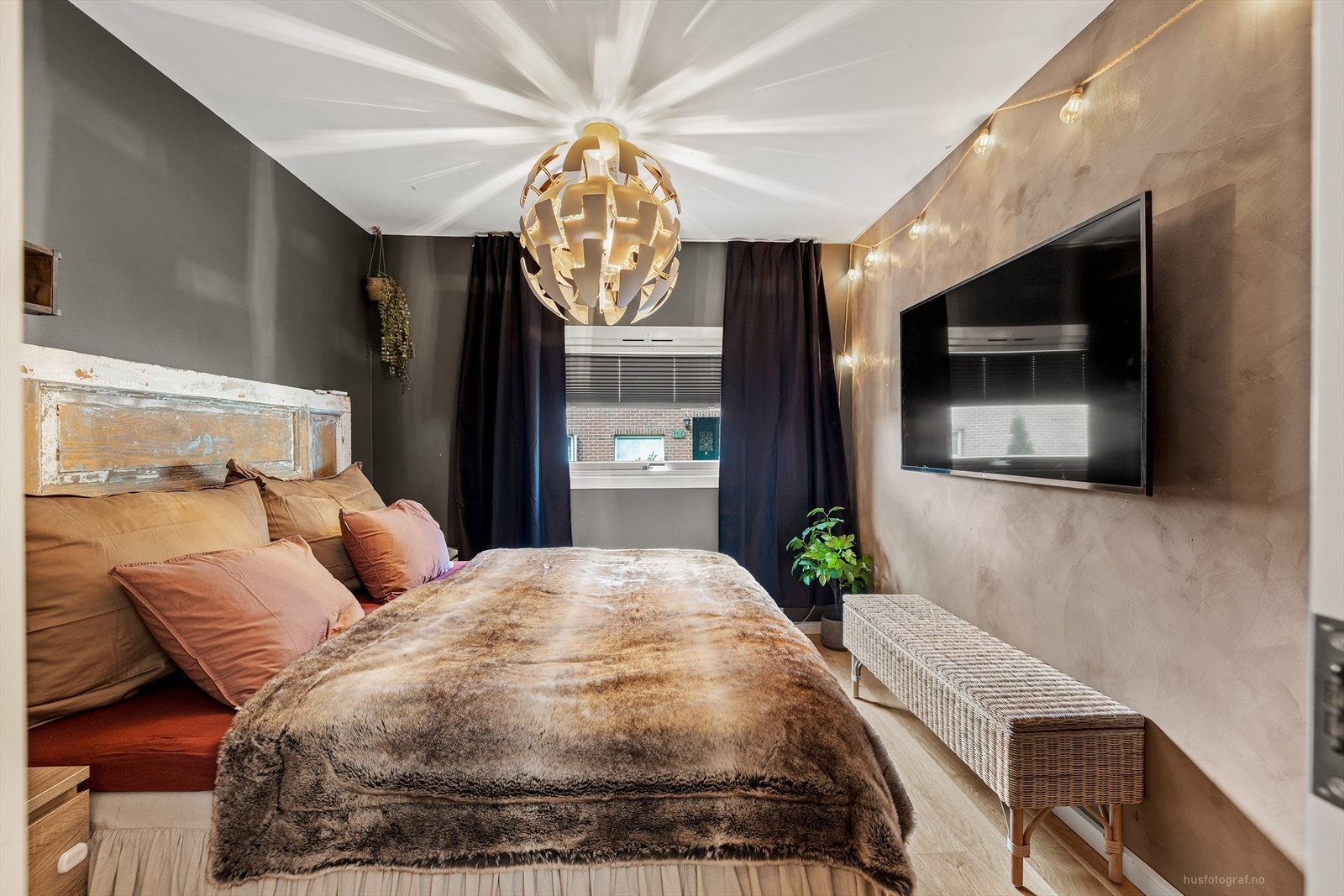 Soverom 1 - Romslig soverom med god plass til dobbeltseng. Galleribilde