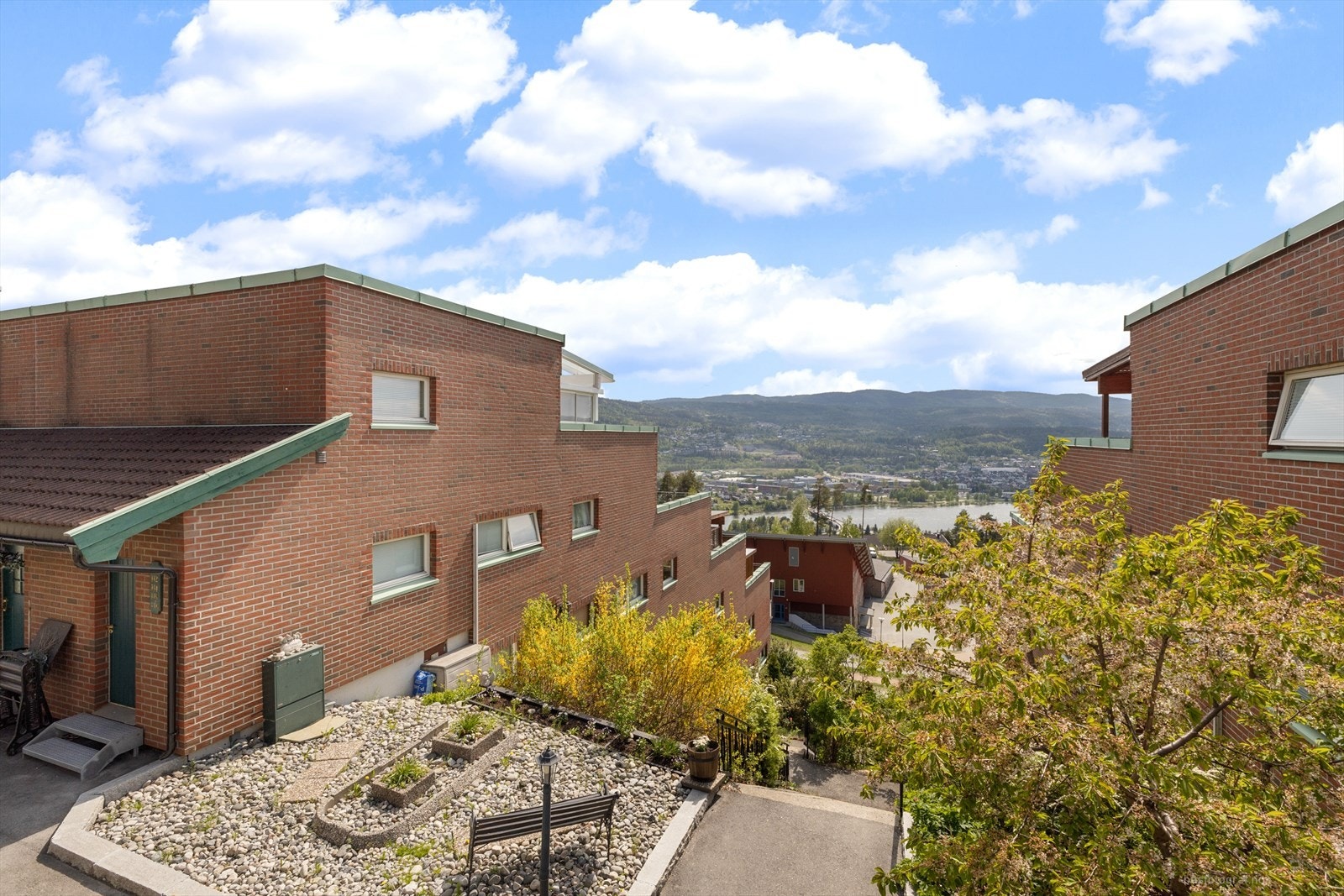 Leilighetene ligger i høyden med meget god utsikt! Galleribilde