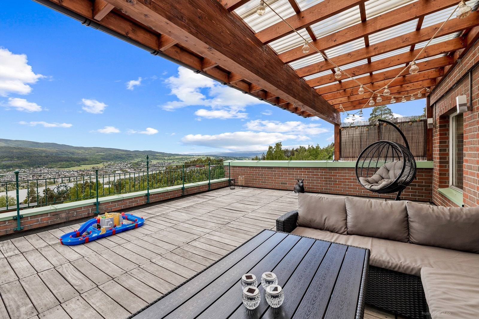 Terrassen er sørlig vendt og med svært gode solforhold. Galleribilde