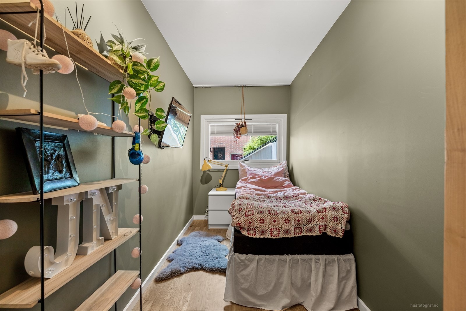 Soverom 3 - God plass til enkeltseng, nattbord og garderobeskap. Galleribilde