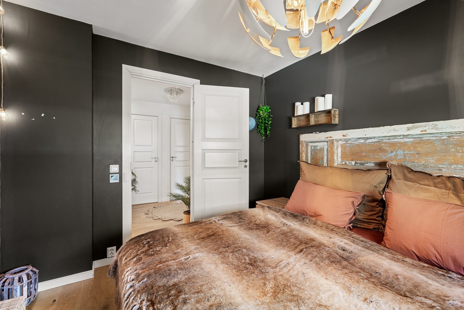 Soverom 1 - Malt i mørke farger. Galleribilde