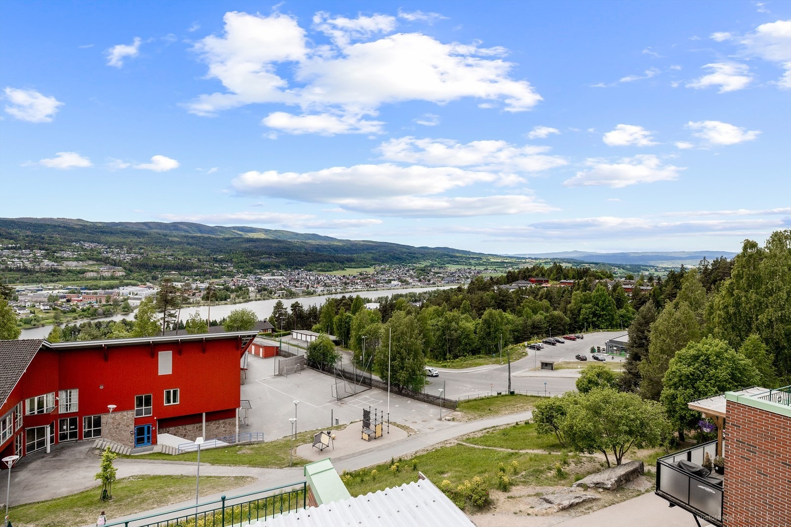 Fra leiligheten er det kort gangavstand til det meste du måtte trenge i hverdagen. Galleribilde