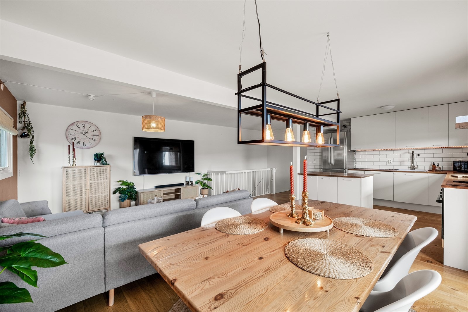 God plass til spisebord med enkel adgang til kjøkkenet. Galleribilde