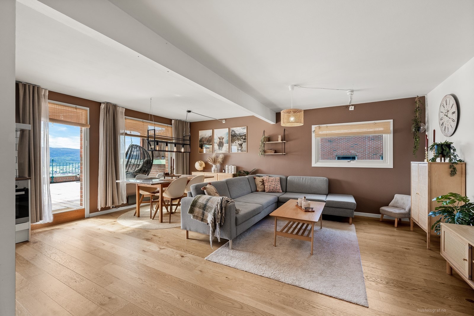 Romslig stue med åpen løsning og direkte utgang til terrassen. Galleribilde