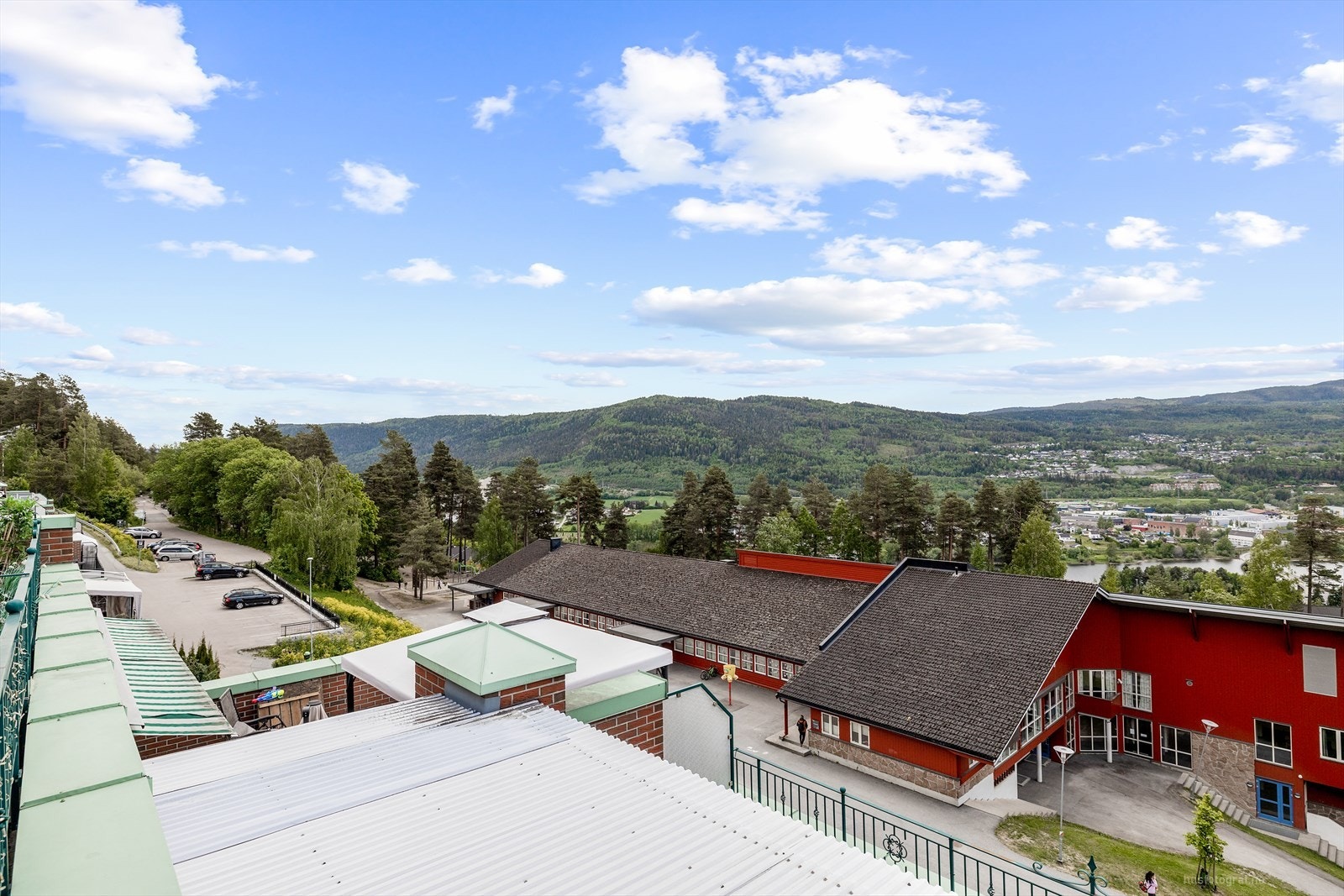 Det er umiddelbar nærhet til dagligvare, buss, barnehage, barneskole og idrettsanlegg. Galleribilde