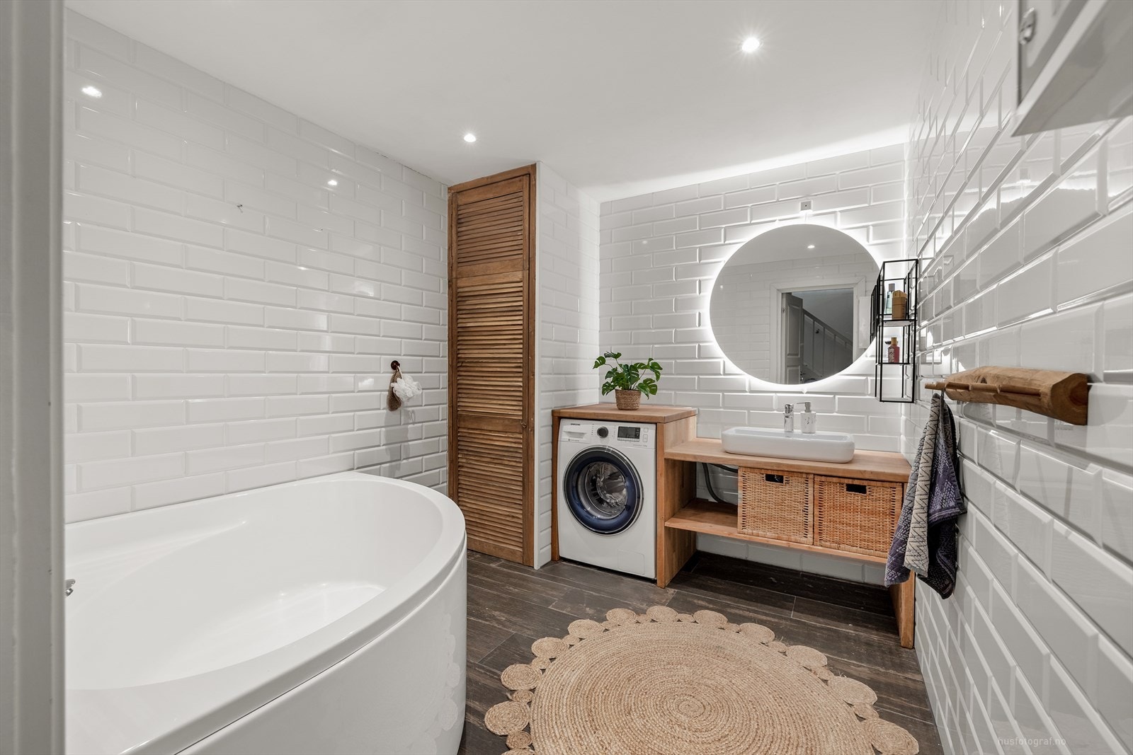 Delvis oppgraderte overflater (2019) med praktisk baderomsinneredning. Galleribilde