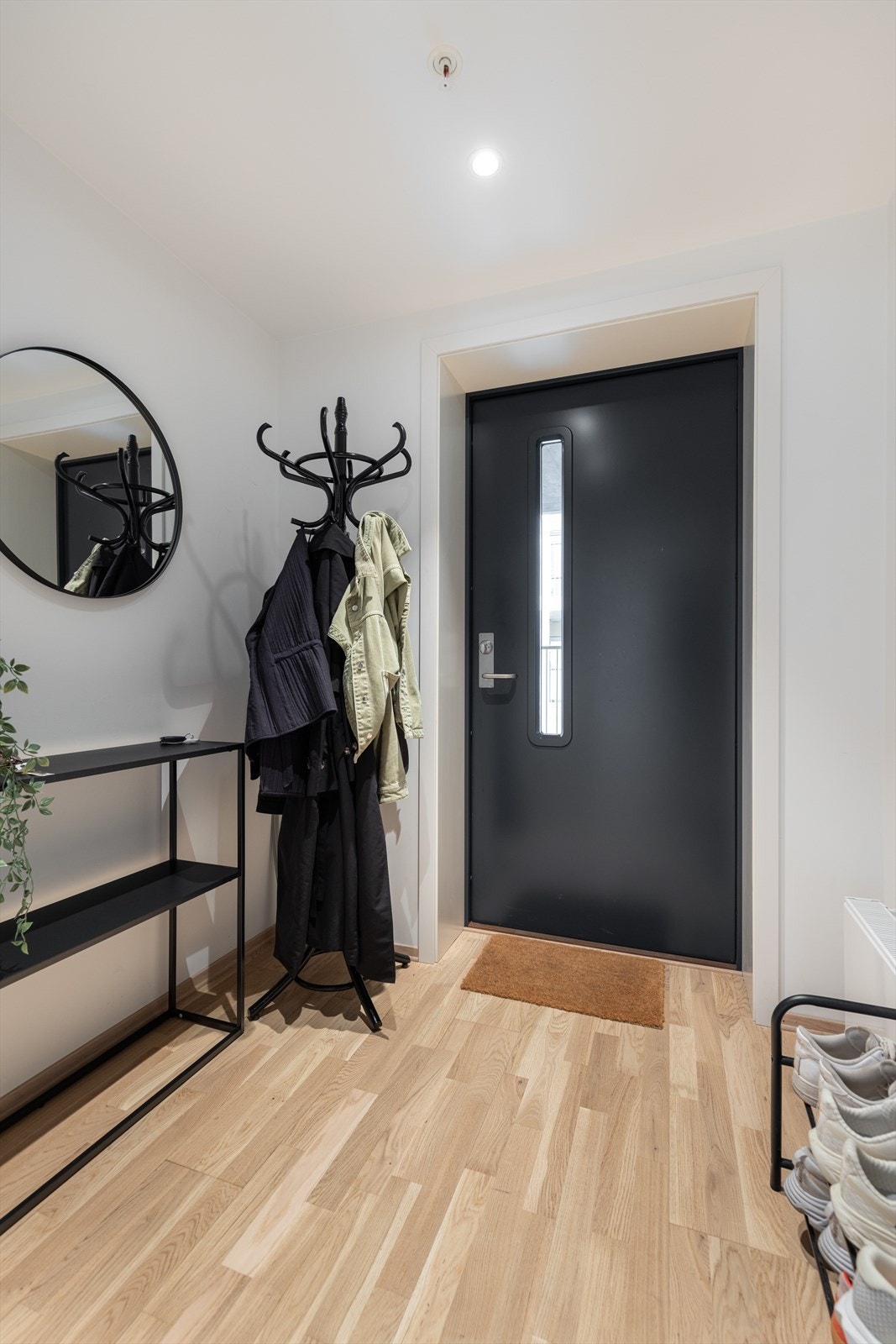 Med adkomst fra felles svalgang med heis kommer man inn i boligens entrè, med flott parkett på gulvet som går videre inn i leiligheten og binder rommene fint sammen. Her er det installert dørtelefon for enkelt å kunne slippe besøkende inn. Galleribilde