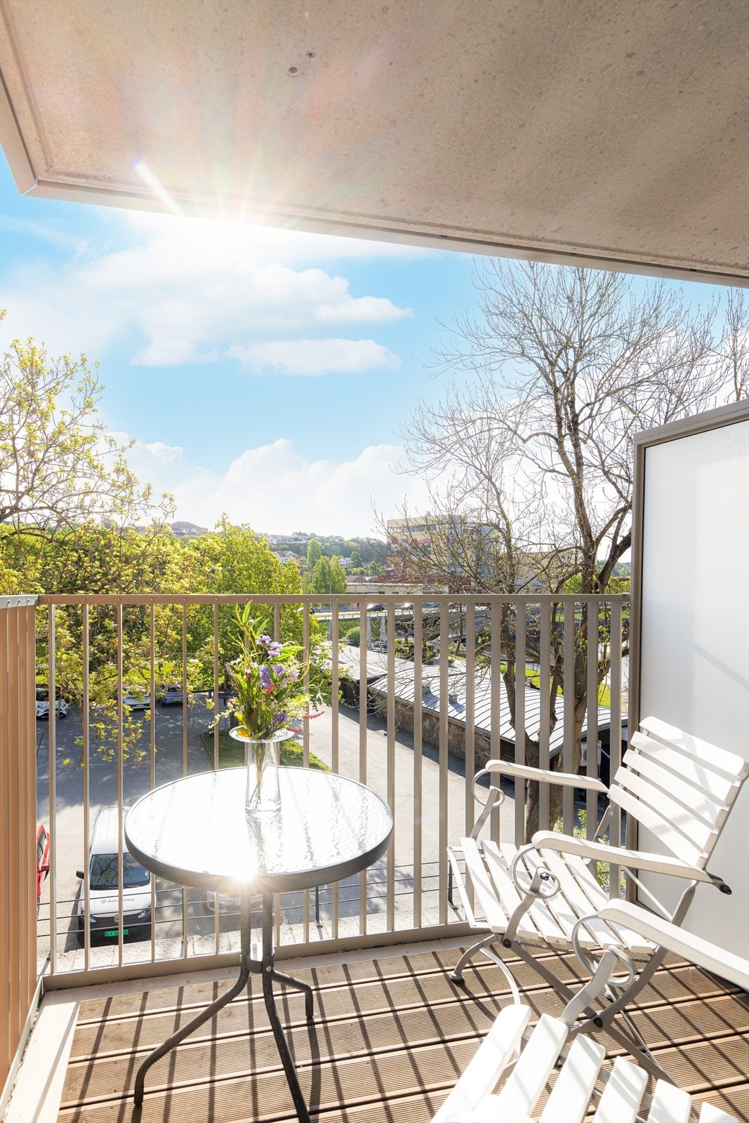 Leiligheten ligger høyt og flott i 3. etasje, med balkong mot øst som gir utsikt til Hjellevannet og store deler av byen. En nydelig plass å nyte morgenkaffen når byen våkner til liv! Galleribilde