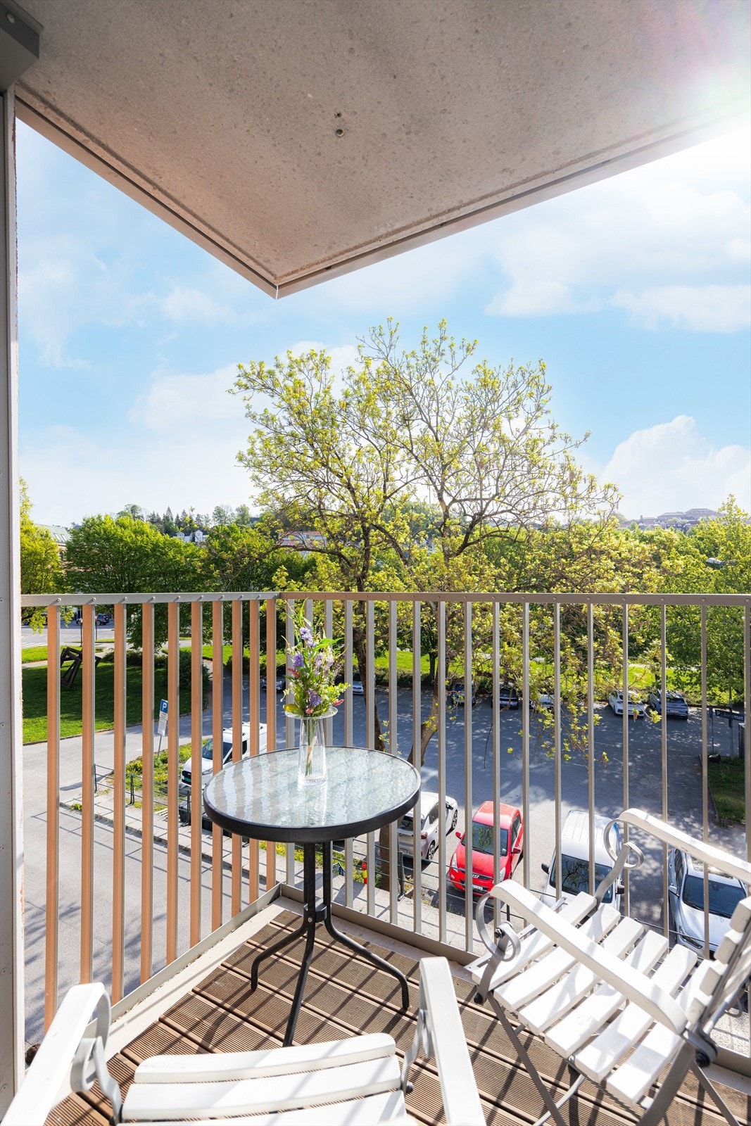 Balkongen har levegg og takoverbygg. Galleribilde