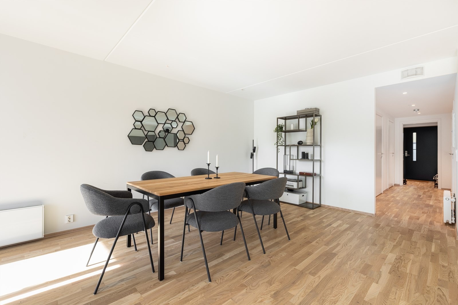 Boligen har gjennomgående høy standard, med vannbåren fjernvarme og balansert ventilasjon med varmegjenvinning Galleribilde