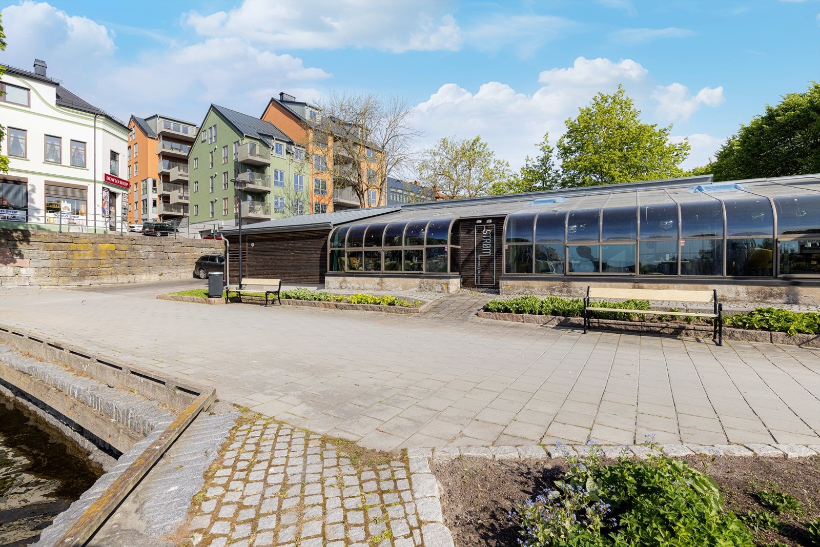 Rett i gata ligger de populære spisestedene Strøm mat og bar og La Bodega, hvor det serveres nydelig mat og en god atmosfære både sommer og vinter. Galleribilde
