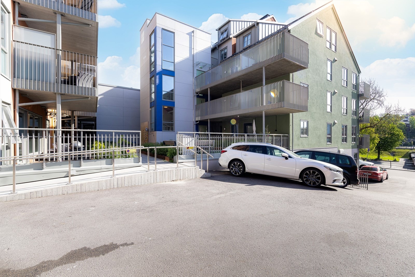 Innkjøring til garasjekjeller på siden av bygget, hvor denne boligen disponerer både parkeringsplass og bod. Galleribilde