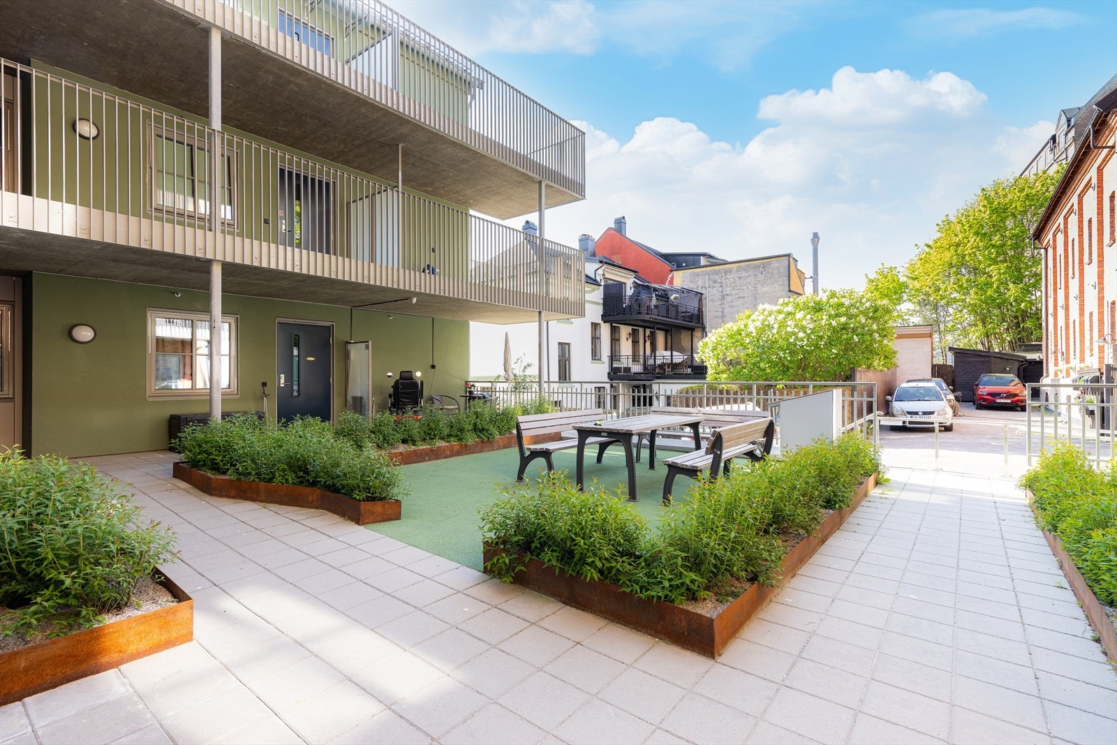 Borettslagets tomt er opparbeidet med et flott felles atrium mellom bebyggelsen, som ligger godt tilbaketrukket fra gateplan. Galleribilde