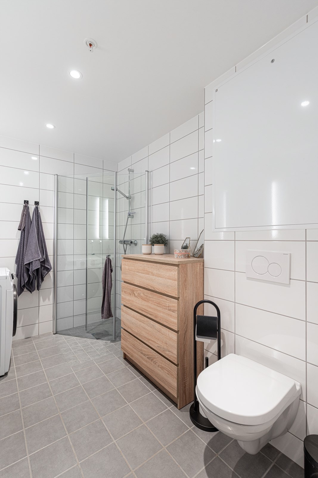 Dusjnisje med plassbesparende, innfellbare glassvegger. Galleribilde