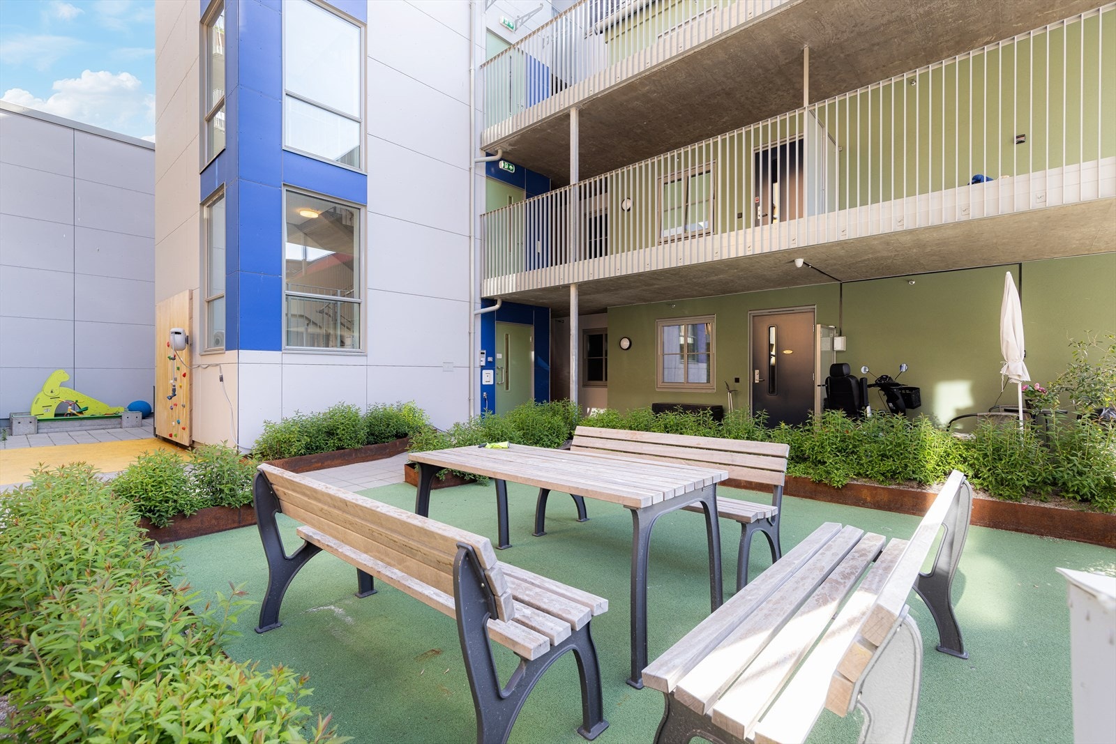 Det er også opparbeidet lekeområder, med både sandkasse og klatrevegg for barn. Galleribilde