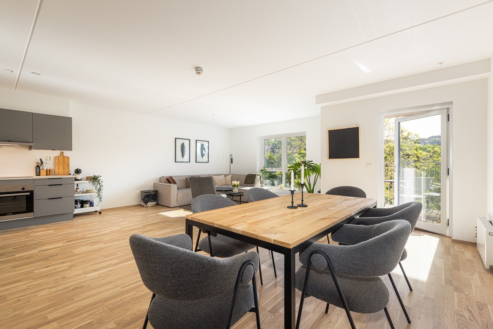 Delikat og innbydende leilighet i borettslag som er nyoppført i 2022. Moderne løsninger gir høy grad av komfort, med åpen kjøkken/stue med integrerte hvitevarer og gode møbleringsmuligheter. Galleribilde