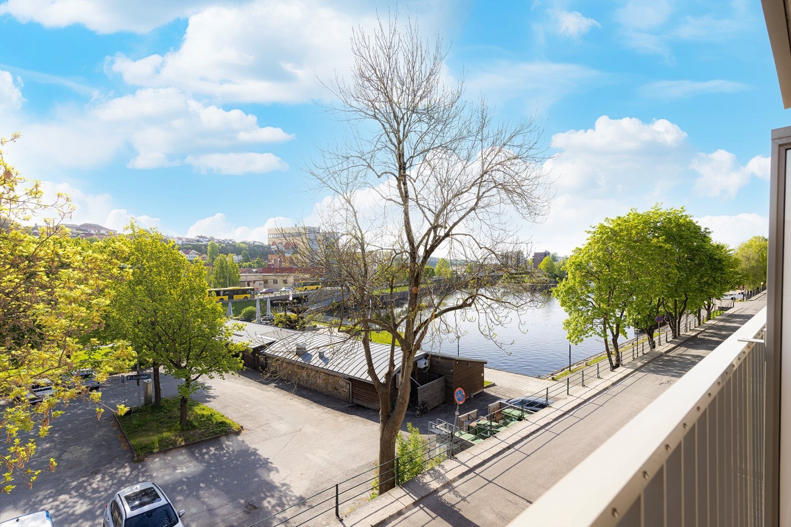 Leiligheten ligger høyt og fint i 3. etg, med balkong mot øst som gir utsikt til Hjellevannet og store deler av byen. Galleribilde