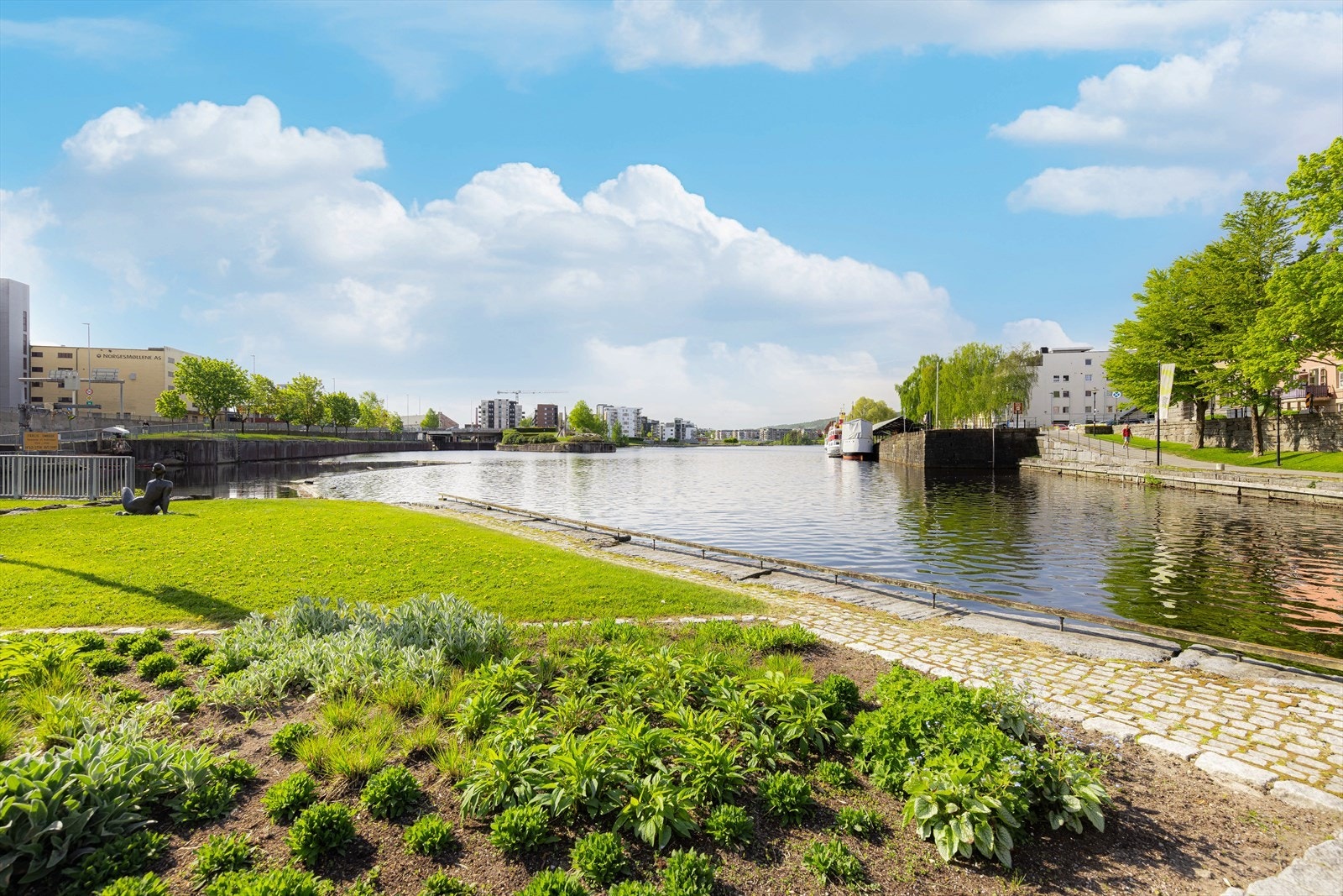 Kanalbåten Victoria har sitt hjemsted langs med Hjellevannet, rett ved boligen, hvor man kan følge båtens vakre skue når den kjører fra eller legger til bryggen. Galleribilde