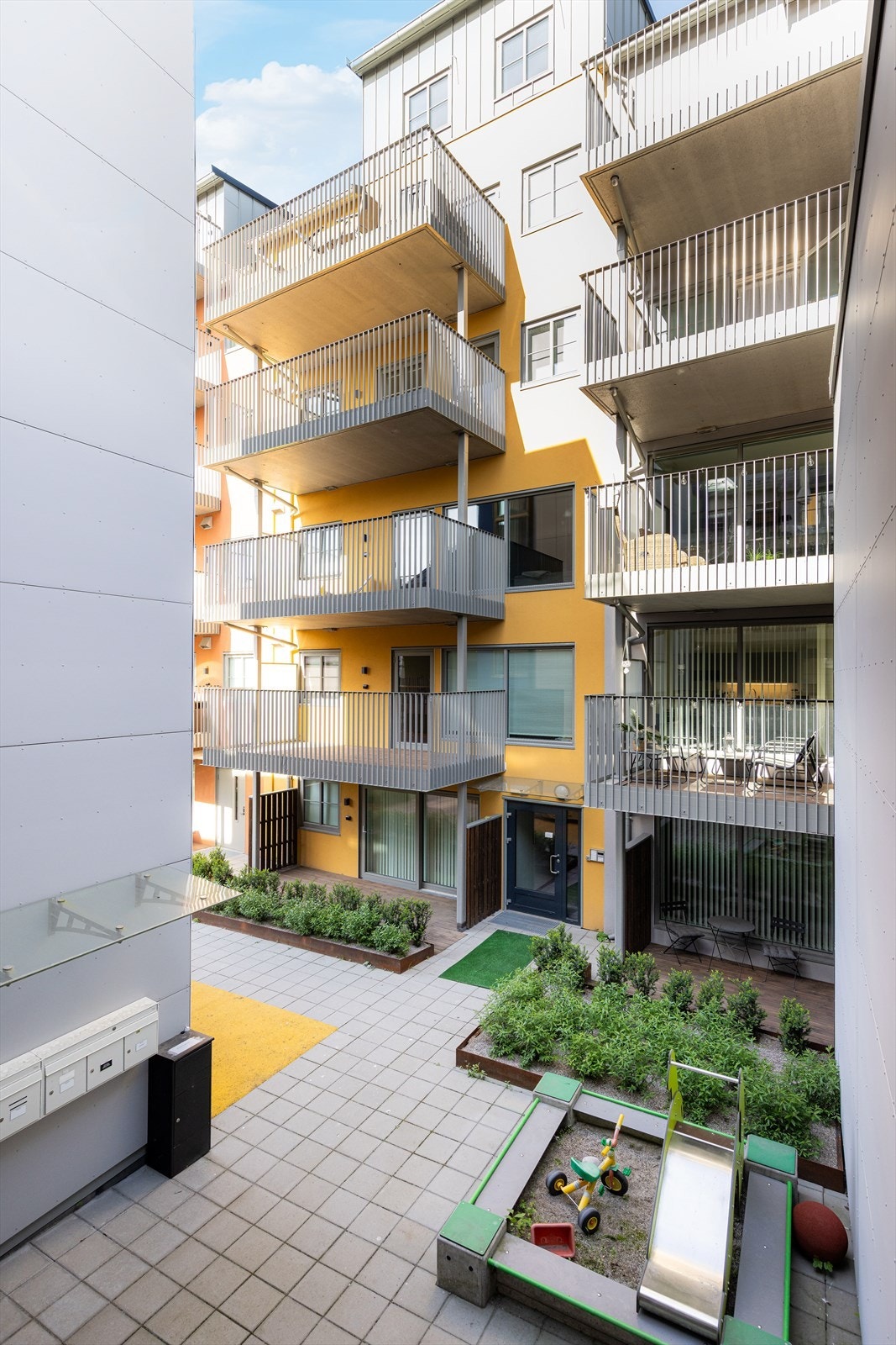 Her er det flere sosiale soner, med benker og bord og pen beplantning hvor beboerne kan møtes over en kaffekopp. Galleribilde