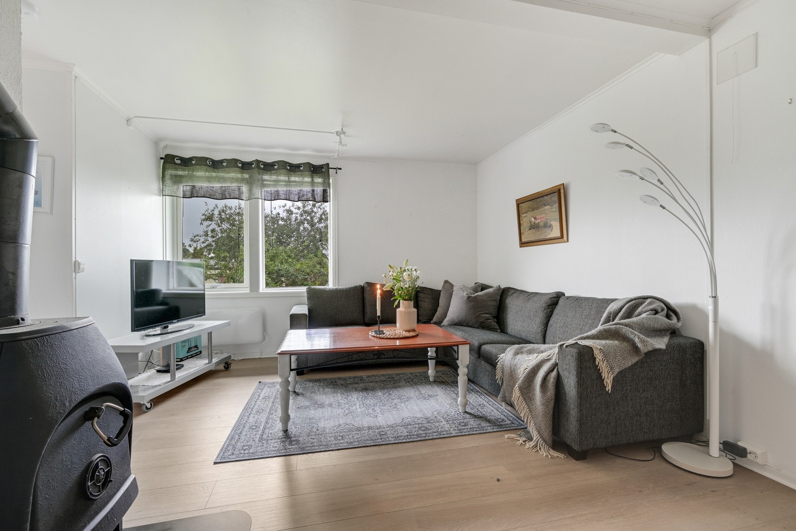 Stue med plass til både sofakrok og spisebord Galleribilde