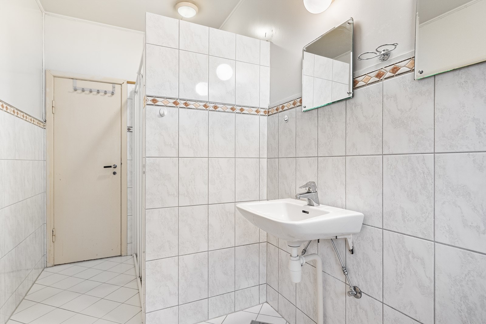Det er også inngang til badet fra gangen i andre etasje Galleribilde