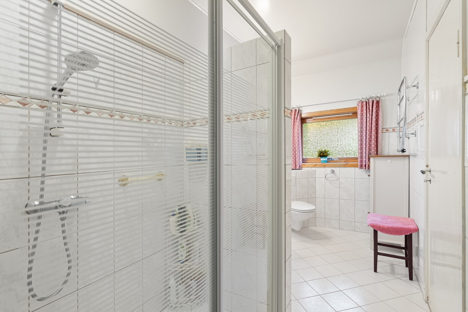 Badet har dusjnisje med dører Galleribilde