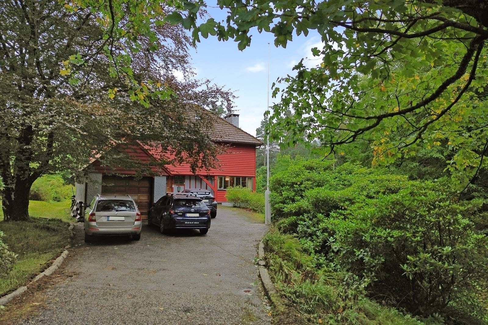 God plass til parkering på tomten. Galleribilde